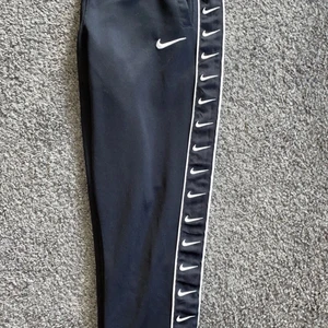 Nike byxor - Nike byxor som inte säljs löngre, köpta på JD sports, Storlek small i bra skick!