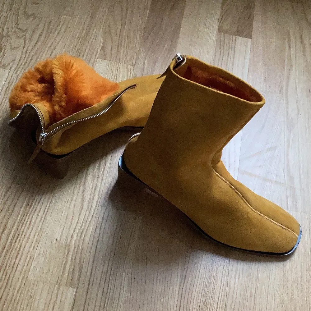Interest check for my Acne Studios Square Toe ankle boots with faux fur lining  Really soft suede with fluffy fur lining  Size 38 but fits 39 as well  Original price 470€  #acnestudios #ankleboots #squaretoe. Skor.