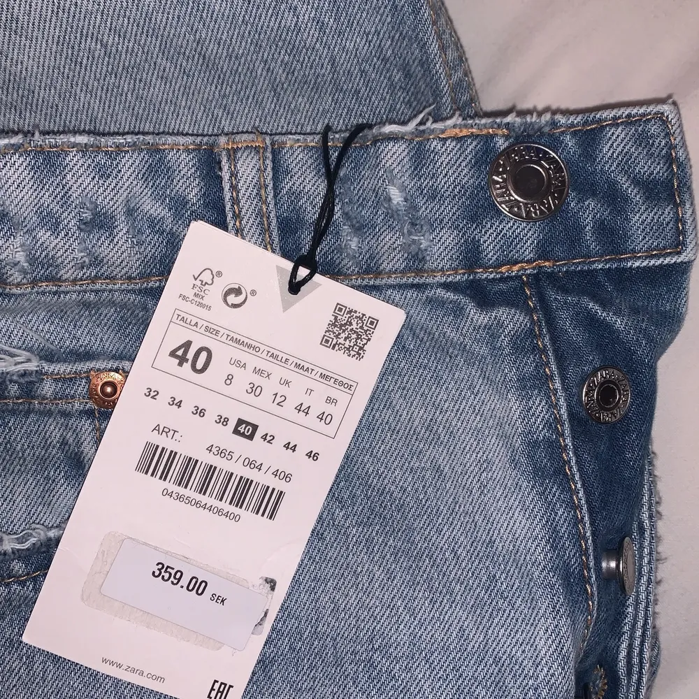 Slutsålda på hemsidan!! Helt oanvända, lappen kvar. Säljer pga för stora och hann ej skicka tillbaka 💕💕 . Jeans & Byxor.