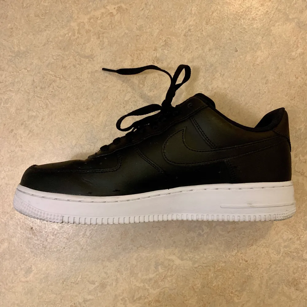 Oanvända Nike Air Force 1 07. Model AA4083 015! Ingen kartong tyvärr.. Skor.