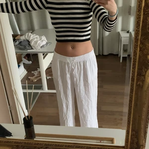 Taight randig tröja  - Jätte fin taight svart vit randig tröja  som sitter jätte fint till lågmidjade byxor. Väldigt stretchig. Budgivning från 100kr