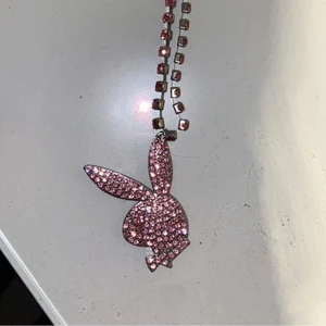 Playboy - Rosa Diamant Playboy halsband, köpt för ca 400  kr. Alla stenar är kvar!🦋