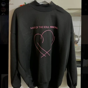 BTS Tröja - Säljer denna inofficiella BTS (Jimin) tröja som jag beställt på en inofficiell BTS hemsida för 349kr   -Sjukt fiiinn🥺💗  -Säljer pga den ej passar mig och går ej att skicka tillbaka🥺  -Den är helt ny bara legat i garderoben   - Storleken är runt M/L💗