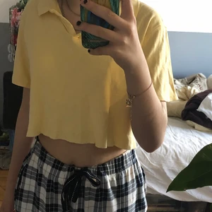 Croppad gul tröja storlek s - En jätte gullig gul croppad tröja i storlek s. Croppade den själv men den är i bra skick. Jag har använt den två gånger men den är inte riktigt min stil. Kostar 80kr och frakt är 10kr