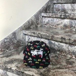 Keps - En jättesnygg keps som inte är justerbar men har 3x strl: 55cm.💚🤎💕🖤💜