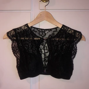 Bh bralette  - Svart Bh/bralette med inlägg och justerbara band. Knäpps upp framtill med två clips, lätta att stänga. A/B-kupa. Storlek 36. Aldrig använd, endast testad - och nu är den för liten. Betalning sker via swish. 