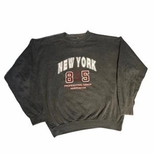 New york 85 - vintage sweatshirt - Fin collegeliknande sweatshirt med ett mörkgrått tyg och fint lite retro tryck. Perfekt för en 00-tal stil! Köpt på en trifthstore i USA
