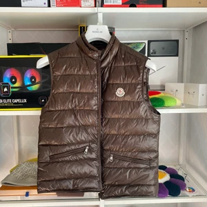 Moncler Gui - Storlek 1 med ett pytte litet hål som visas på bild nummer 3.