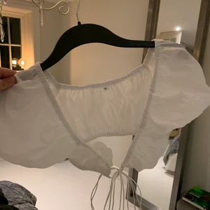 Vit croppad blus - Säljer denna fina blusen från Shein, säljer då den inte passade mig💕Endast testad- oanvänd💕 Vid flera intressserande blir det budgivning:) Kan fraktas om det önskas✨✨✨kan tyvärr inte lägga ut bilder på hur den ser ut på då den var på tok för liten för mig:(