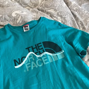 The north face tshirt - Turkos blå grön T-shirt från The Nort face. (Ser mer blå ut än vad den är) Jätte fint skick, nästan aldrig använd. Lite oversized och sitter skit fint.💜