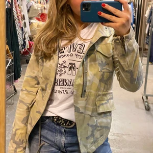 Militär jacka  - Stl S (passar M) nit detaljer på axlarna, perfekta vår jackan! frakt tillkommer 💗 köp direkt för 200kr