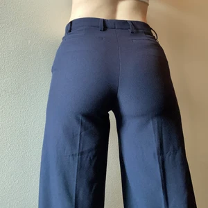 Mörkblå STOCKH LM byxor - Superfina, endast testade STOCKH LM byxor, nypris ca 600kr, säljer åt en kompis. 60 cm innersömm. (är 165cm lång)