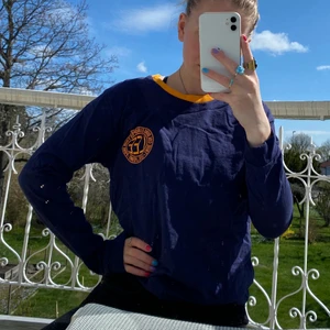 Sweatshirt från LEE - Mörkblå tröja med gula detaljer från LEE. Aldrig använd🤍frakt ej inkl.