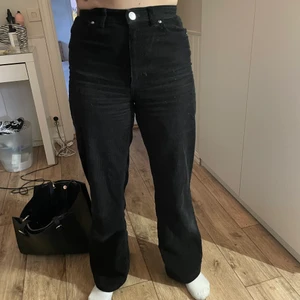 Svarta Manchester byxor - Säljer mina fina svarta manchesterbyxor i storlek 36. De är i bra skick och är sköna att ha på sig. Säljer dom pga att dom är för små för mig. Frakt är inte inkluderat i priset. Buda i kommentarerna. 