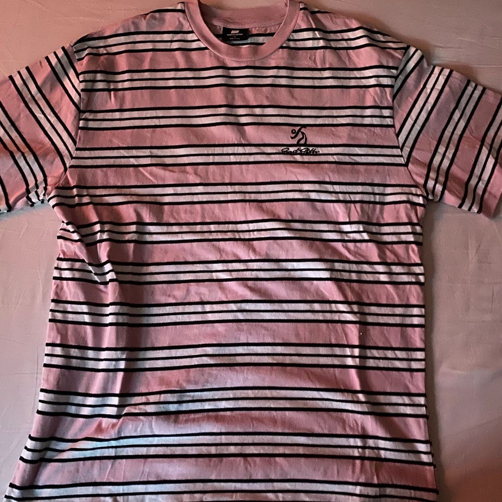 En rosa, vit och svart randig t-Shirt från sweet skateboards. Använd väldigt få gånger och är i väldigt fint skick. Orginalpriset är 350kr. Kommer strykas innan paketering.. T-shirts.