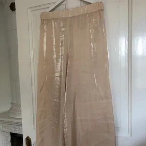 Danny saucedo X NAKD! Sjukt fina byxor med glimmer i! - Beiga byxor från nakd. Använda 1 gång endast!