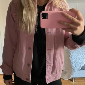 Jeansjacka - Säljer denna gammel rosa jeansjackan från Vero Moda🤩 den har en liten liten fläck vid höger axeln (skriv privat för bild) som inte syns när man har den på sig, annars är den som ny! 180kr + frakt 