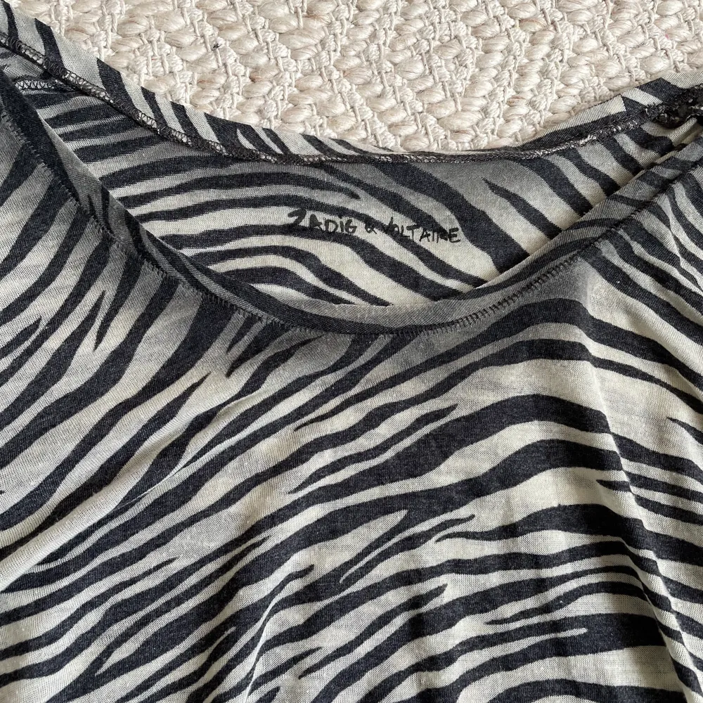 Zebramönstrad tröja (lite genomskinlig) . Toppar.