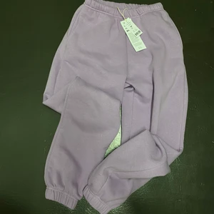 Mjukisbyxor - Den slutsålda lila färgen från gina tricot. Lappar på. Aldrig använd 