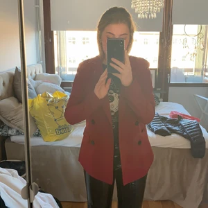 kavaj från NA-KD - Vinröd kavaj köpt på NA-KD i storlek 36, passar både på 34 och 38 ⚡️⚡️ köpt förra sommaren men aldrig använd då jag inte tyckte den passade på mig <3 jätteskönt material och luftig.❤️ köpt för 400 kronor, säljer för 100 kronor + frakt som köparen står för 🧚🏻‍♀️🧚🏻‍♀️🧚🏻‍♀️