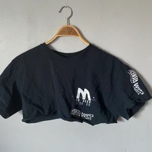 UO croptop  - Ascool tröja från Urban Outfitters. Jag klippte den för jag ville att den skulle bli en croptop, säljer pga att jag inte använder den så mycket