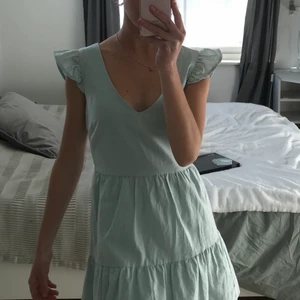 Sommarklänning - Så fin turkos blå sommarklänning från NAKD🦋🦋 helt oanvänd och säljer då den är lite för stor, snarare en 34/36 än 32!