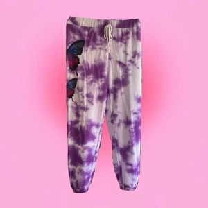 Tiedye sweatpants med fjäril  - Jättesnygga och trendiga sweatpants me stäv söta lila fjärilar på sidan. Byxorna är tunna och luftiga perfekta för en sval sommar kväll eller som mysbyxor💕🦋 dom är helt nya och snygga!💕