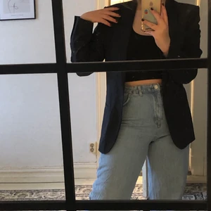 Svart kavaj - Svart/väldigt mörk marinblå i herrstorlek köpt från Sellpy. Väldigt bra material men råkade köpa hem två stycken så därför säljer jag denna💖 Bra till sommaren när det är lite kallare. Jättefin! Frakt tillkommer på 66kr 💖 Buda gärna! 