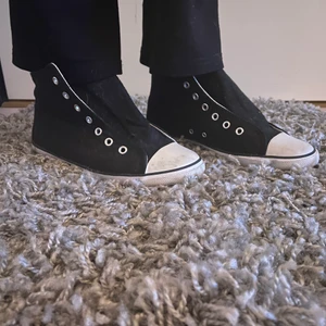 Skor  - Ett par skor utan snören har använt 2 gånger           Ni står själva för frakten