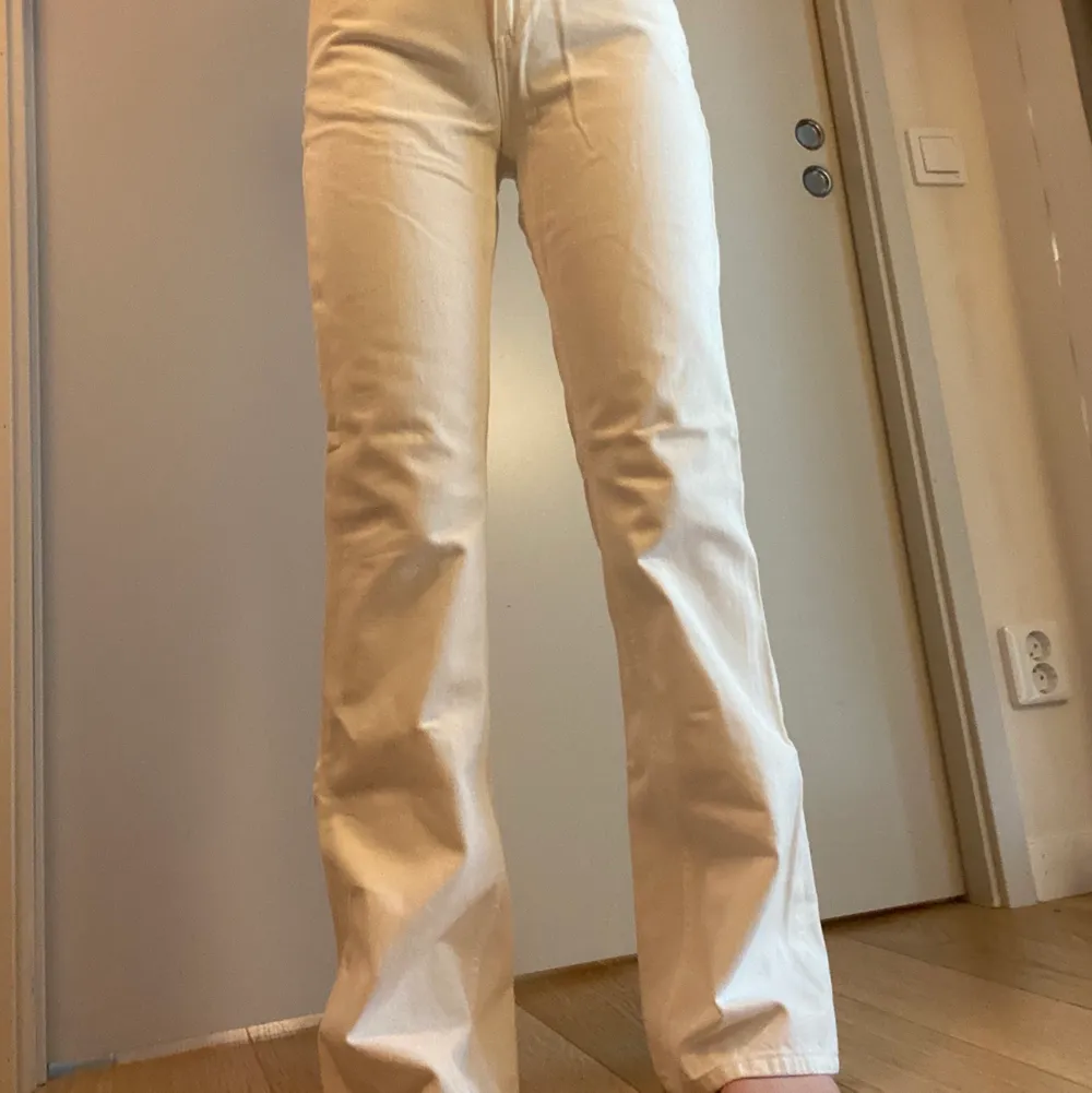 Vita utsvängda jeans från Topshop. Passar som XS. Spårbar frakt ingår i priset!. Jeans & Byxor.