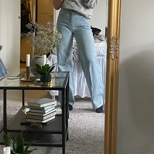 Vida ljusblå jeans - Säljer dessa vida ljusblå jeans från junkyard i storlek W27. Jag bär vanligtvis S och är 173 lång så passar dig som har längre ben! Mycket bra skick men säljer för jag inte har plats 