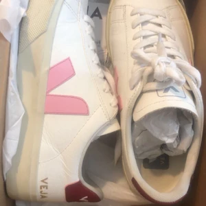 Veja skor - Ett par sneakers ifrån Veja. Säljer tyvärr pga råkade köpa i fel storlek... Jag har bara användt dom en gång så dom är som nyaKöpte dom för 1350 på &other stories förra veckan. 