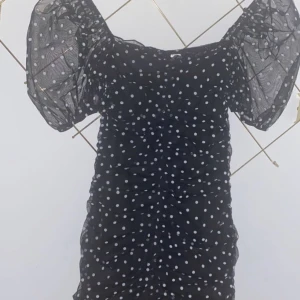 Klänning  - Säljer min skit snygga prickiga söta klänning från hm. Sitter jätte fint runt kroppen ❤️