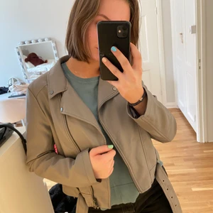 Grå skinnjacka - Säljer denna fina gråa skinnjackan! Den är i storlek S men passar bra på storlek M också💕
