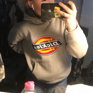 Dickies hoddie - En dickies tröja, väldigt bra skick kan dock vara lite smink vid halsen men inget som syns så mycket. Säljer den för att måste få bort kläder från garderoben:) Den köptes för 699kr så säljer den för 450kr