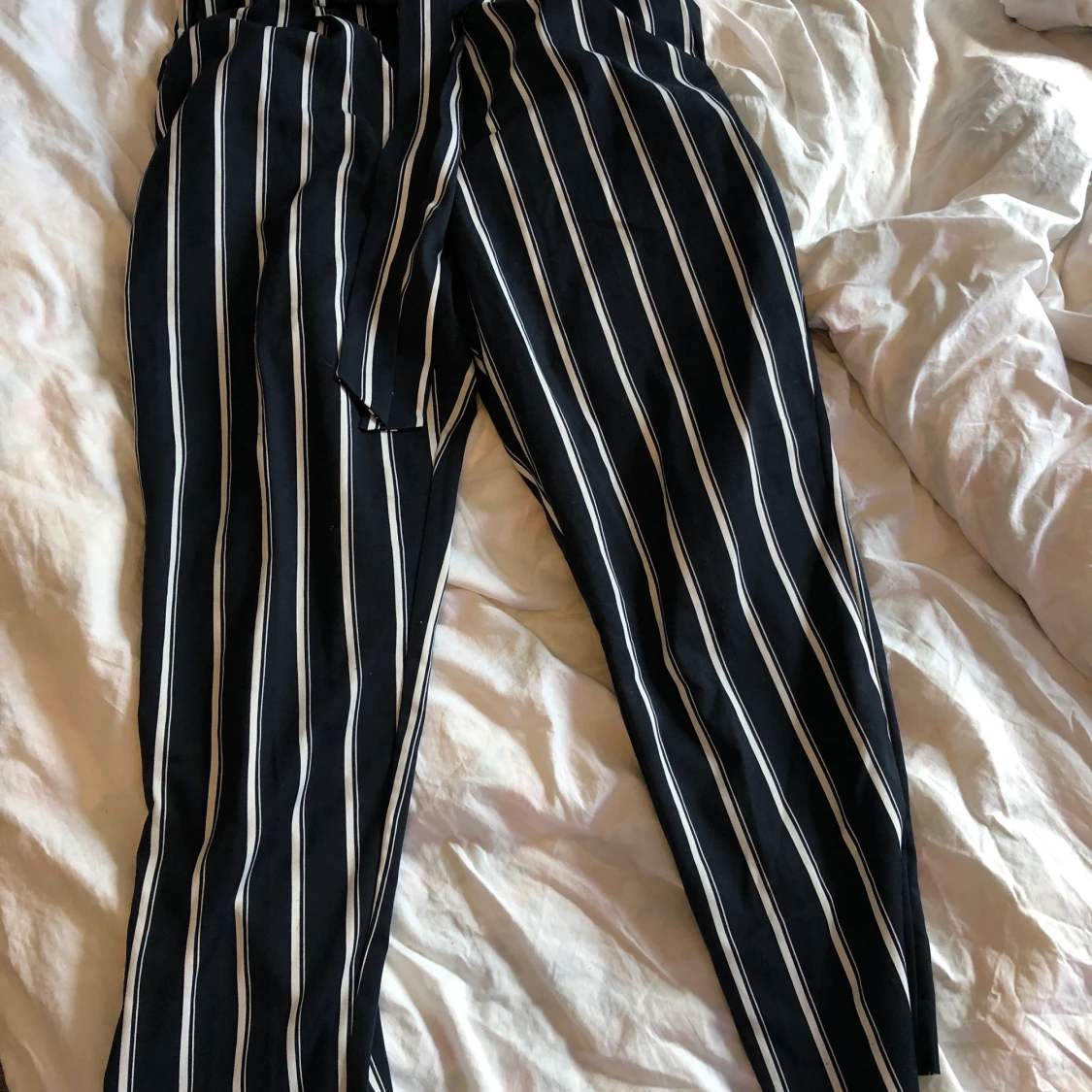 Blå/vita kostymbyxor  - 90