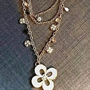 Halsband - Treradigt halsband guld o emalj . Från ellie . Nypris 509kr