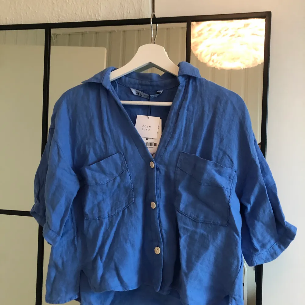 Säljer blå kortärmad skjorta från Zara, helt oanvänd med prislapp kvar. Storlek XS, sitter oversized på mig som i vanliga fall bär Small, och medium för oversized dit. 100kr + frakt.. Toppar.