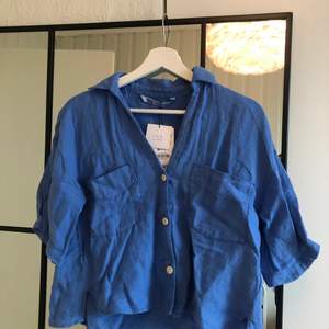 Säljer blå kortärmad skjorta från Zara, helt oanvänd med prislapp kvar. Storlek XS, sitter oversized på mig som i vanliga fall bär Small, och medium för oversized dit. 100kr + frakt.