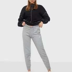 Nike mjukisbyxor dam xs - Så gott som aldrig använda, fint skick. Nypris: 430kr Lånad bild av nelly.com