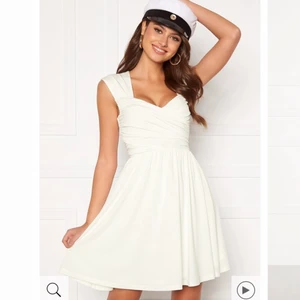 Klänning  - Superfin klänning som passar perfekt för student eller skolavslutning 🤍🤍 endast använd en gång under min skolavslutning 🥰