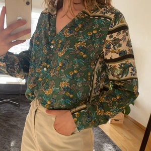 Blus i vackert mönster från mango  - En superfin blus från mango i storlek s. Använd 2 gånger och i sidenliknande material. 