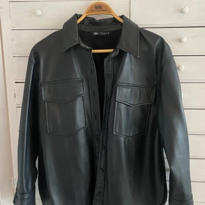 Fejk Skinnskjorta från Zara - En skjorta i fejkskinn, med en slits på varsin sida och får en riktigt snygg passform! Gillar verkligen denna men säljer pga för liten