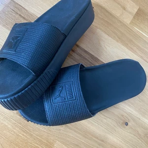 Strl 39 passar även de som har 38 - As balla puma tofflor, som säljs pga att dem tyvärr inte kommer till användning längre. Köpets för 370 kr och är i bra kvalite. Sjukt snygga till en enkel sommar outfit🌸🤗🥰💗(puma tofflorna finns inte att köpa på nätet längre) Priset kan diskuteras.