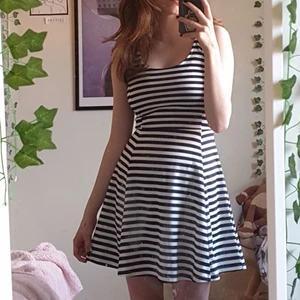 Randig klänning  - Super gullig klänning som tyvärr är för liten