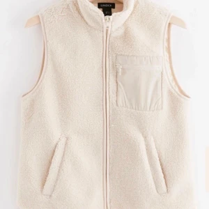 Teddyväst  - Säljer denna teddyväst från Lindex då den inte kommer till användning längre. 