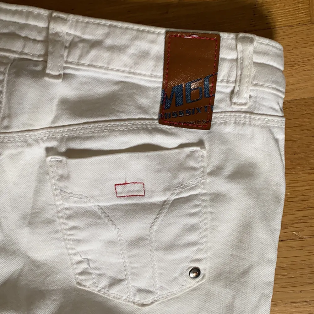 Så snygga vita jeans som är perfekt lågmidjade från MissSixty!🤩Jätte nice till sommaren. . Jeans & Byxor.