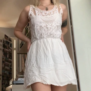 Vit sommarklänning - Vit sommarklänning med spets upptill och tunt insytt linne under. Perfekt för studenten eller annan sommartillställning!