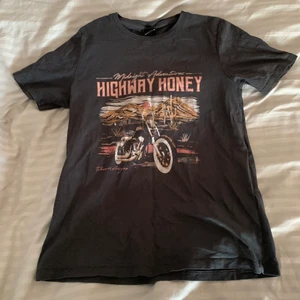 T-Shirt - Fin t-shirt från ginatricot som är i lite ”sliten” svart färg, alltså lite mot det gråare hållet. Använde den 1/2 gånger förra sommaren men nu är den tyvärr för liten för mig. Den kostade 150kr ny.☺️