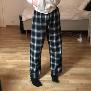 Rutiga pyjamas-liknande byxor :). Helt nya och oanvända då jag trodde de va något annat när jag beställde. Kan mötas i Stockholm eller så står köparen för frakten 🌸 (OBS!!) flera är intresserade så lägg gärna ett bud ifall ni vill 💕